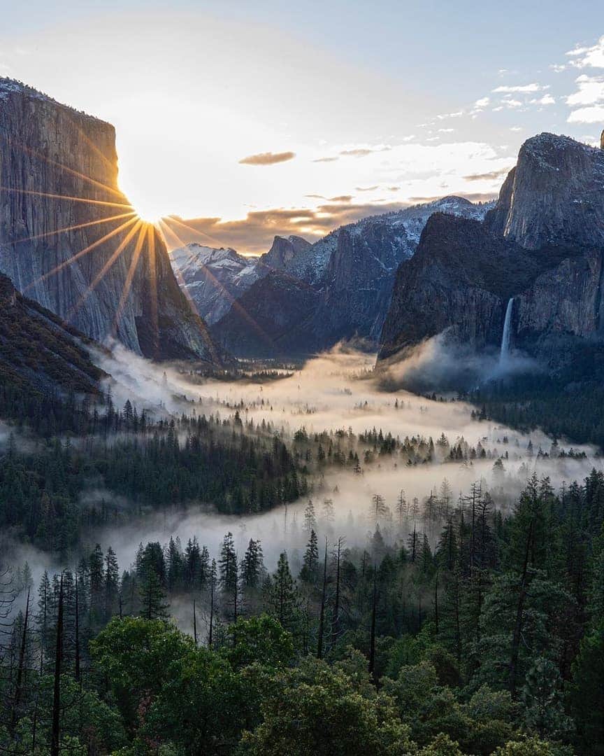 Discover Earthさんのインスタグラム写真 - (Discover EarthInstagram)「As the sun slowly rises, it unveils the beautiful fog-covered valley floor of Yosemite National Park ! 🌄🇺🇸 Share this post with someone who will love this photo ! — 📍#DiscoverUSA — 📸 Photo by @markian.b」6月9日 19時31分 - discoverearth