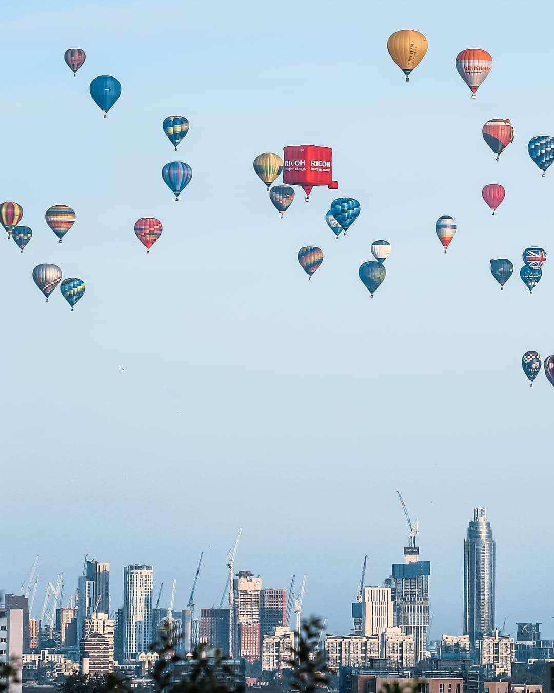 @LONDON | TAG #THISISLONDONさんのインスタグラム写真 - (@LONDON | TAG #THISISLONDONInstagram)「⏮⏭ #Londoners woke up to the sight of hot air balloons rising from #BatterseaPark for the Lord Mayor’s Hot Air Balloon Regatta captured here by @philverney who was up early! 😱👌🏼 The annual event has raised over £250,000 in support of Samaritans, OnSide Youth Zones & Place2Be. What a sight! 😍 // #thisislondon #london #BalloonRegatta」6月9日 19時31分 - london