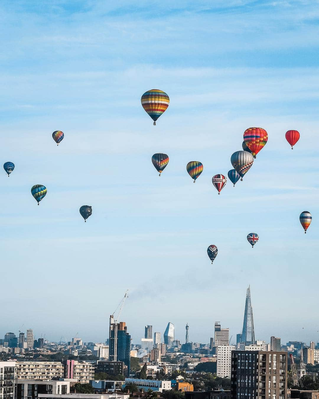 @LONDON | TAG #THISISLONDONさんのインスタグラム写真 - (@LONDON | TAG #THISISLONDONInstagram)「⏮⏭ #Londoners woke up to the sight of hot air balloons rising from #BatterseaPark for the Lord Mayor’s Hot Air Balloon Regatta captured here by @philverney who was up early! 😱👌🏼 The annual event has raised over £250,000 in support of Samaritans, OnSide Youth Zones & Place2Be. What a sight! 😍 // #thisislondon #london #BalloonRegatta」6月9日 19時31分 - london