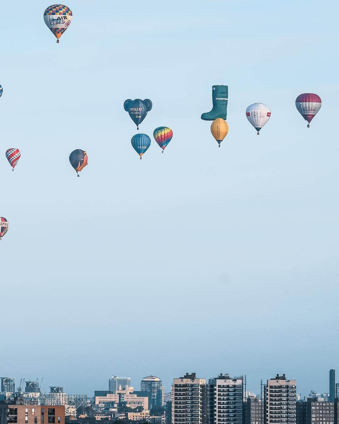 @LONDON | TAG #THISISLONDONさんのインスタグラム写真 - (@LONDON | TAG #THISISLONDONInstagram)「⏮⏭ #Londoners woke up to the sight of hot air balloons rising from #BatterseaPark for the Lord Mayor’s Hot Air Balloon Regatta captured here by @philverney who was up early! 😱👌🏼 The annual event has raised over £250,000 in support of Samaritans, OnSide Youth Zones & Place2Be. What a sight! 😍 // #thisislondon #london #BalloonRegatta」6月9日 19時31分 - london