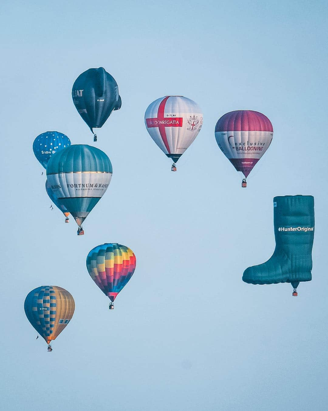 @LONDON | TAG #THISISLONDONさんのインスタグラム写真 - (@LONDON | TAG #THISISLONDONInstagram)「⏮⏭ #Londoners woke up to the sight of hot air balloons rising from #BatterseaPark for the Lord Mayor’s Hot Air Balloon Regatta captured here by @philverney who was up early! 😱👌🏼 The annual event has raised over £250,000 in support of Samaritans, OnSide Youth Zones & Place2Be. What a sight! 😍 // #thisislondon #london #BalloonRegatta」6月9日 19時31分 - london