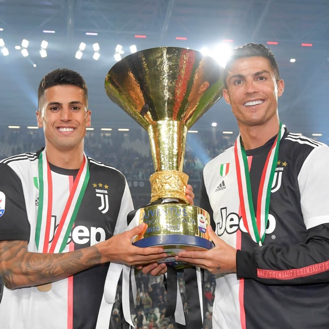 ユヴェントスFCさんのインスタグラム写真 - (ユヴェントスFCInstagram)「Another trophy 🏆 for these two..? Good luck to @jpcancelo and @cristiano 🇵🇹 in the #UEFANationsLeague final! #ForzaJuve 🏳️🏴」6月9日 19時42分 - juventus