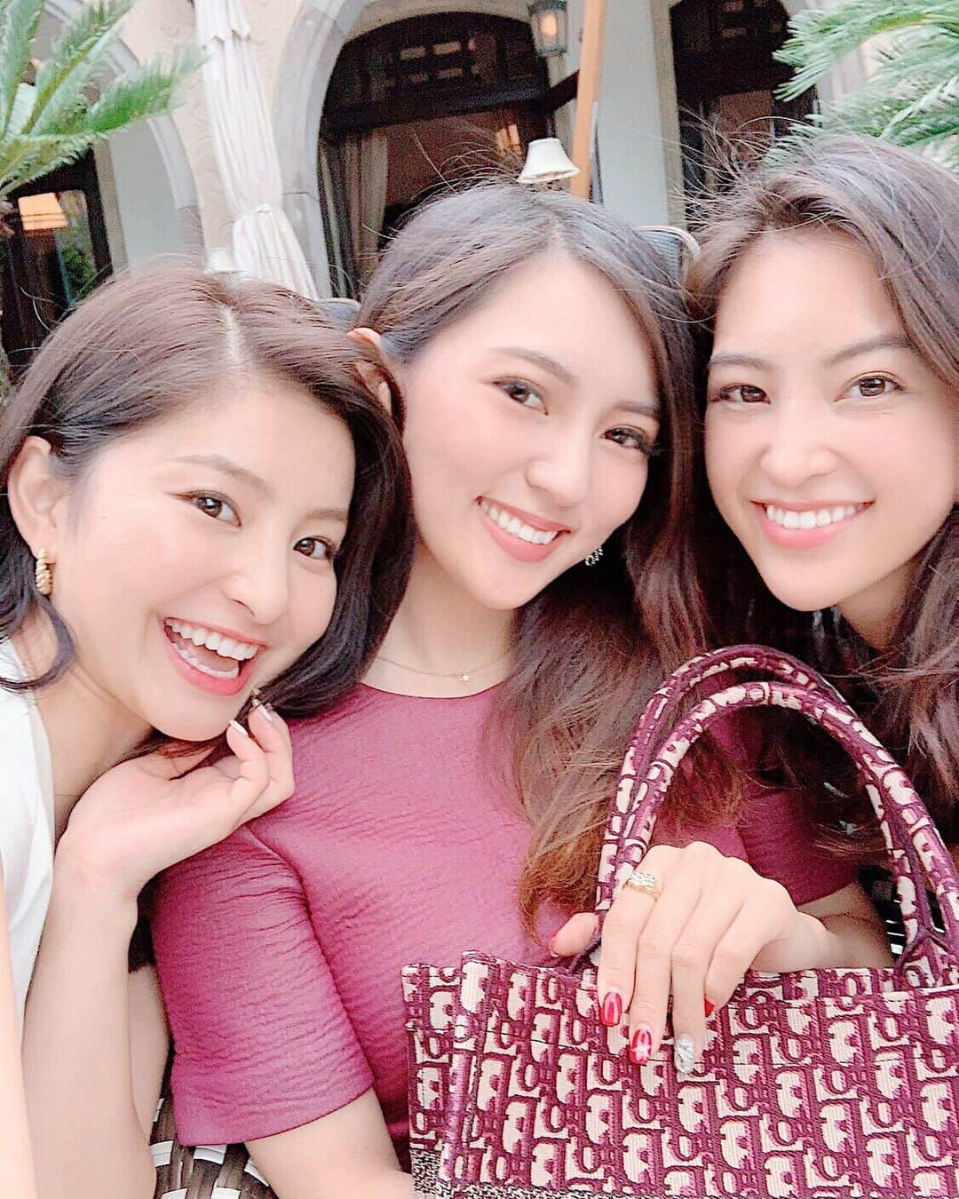 新井椎己さんのインスタグラム写真 - (新井椎己Instagram)「I love my friends 💖 南国みたいなテラスが心地よい〜そんな休日っ🌴🍍✨@shashishu_daily @sao0307 🦋🦋」6月9日 19時42分 - sheenaarai