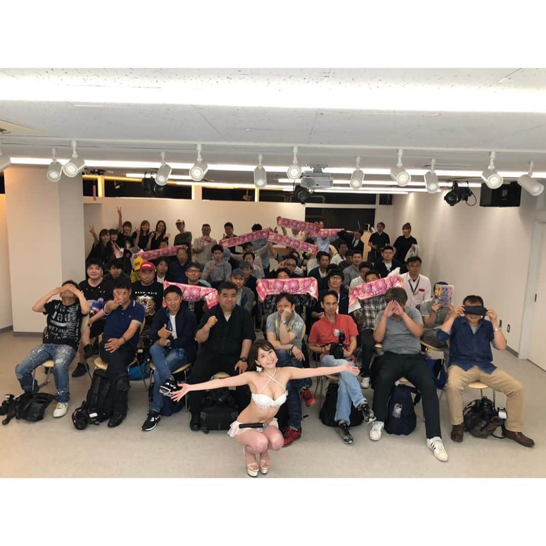 堀尾実咲のインスタグラム：「‪DVD「Love Mission」リリースイベント@ソフマップ‬ ‪無事終了しました🥰❤️‬ ‪ほんとにたくさんの方が来てくださって、DVDもたくさん購入していただけて、幸せの極みでした✨🥺💖‬ ‪愛する先輩方も応援に来てくださって、、、💖‬ ‪大切な思い出になる素敵なイベントになりました😌💖‬ ‪ありがとうみんな😍❤️‬」