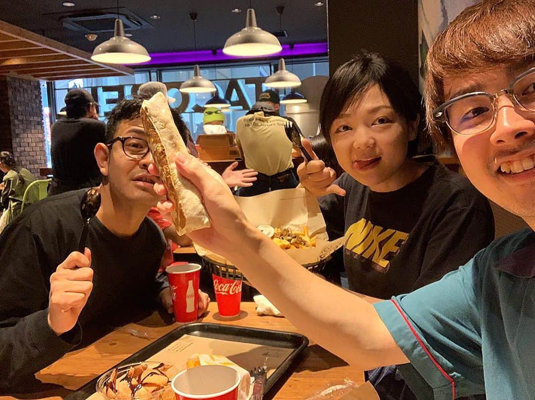 のインスタグラム：「後輩と過ごす休日。 #難波の休日 コロチキの単独を観に行った後、初めてのタコベル、そして川原さんのmaenomeri展。 #コロ単#タコベル#タコス#maenomeri展 コロ単めちゃくちゃ笑ってもうたし、タコベルめっちゃ美味しかったし、maenomeri展も見どころたくさんで、思わずいっこいっこつっこみながら回ってしまいました。 #最高の休日 笠谷！先輩の顔をブリトーで隠すな！ #ブリトー？#🌯 #絵文字あるんかい あと岩倉は「タコスを食べさせてくれるからタコ見さんなんだ」てへんなこと言うな！ #タコ見？」