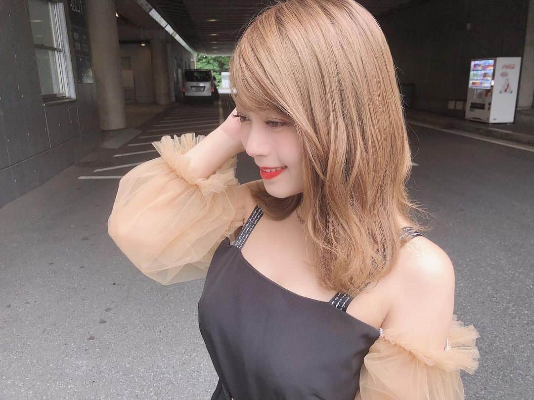 岩花詩乃さんのインスタグラム写真 - (岩花詩乃Instagram)「‪アイドル人生最後の握手会終わりました。‬ * 感情表現が苦手で、塩対応と思った方も多いと思いますが…そんな私に会いに来てくださって、本当に嬉しかったです。 * 今までは卒業するメンバーの最後の握手姿を見送ってきましたが、いざ自分になると、凄く不思議な気持ちでした。 * 寂しいと泣いてくださる方や、涙を堪えながら話してくれる方もいて、私はみんなにとって、 それだけ大きな存在でいられたんだ。アイドルになれて良かった。 と自分に自信も持てました。 * 沢山の方に最後の握手会を見送ってもらえて幸せです。 * 本当にありがとうございました！！ * あと卒業まで2週間もありませんが、悔いのないように全力で頑張りますので、応援よろしくお願いします！！！」6月9日 19時41分 - 4shino_iwahana1