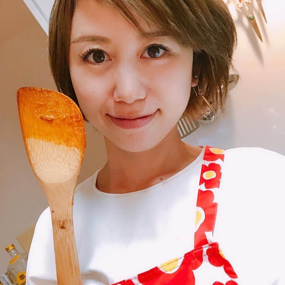 池田夢見さんのインスタグラム写真 - (池田夢見Instagram)「ほんまにほんまにキッチンにいる時間が以前と比べ長くなりました😳  今宵はトマトミートソースパスタ🍝 彩りサラダ🥗 家焼きパン🍞 にします🙌  #三回食なので #気がつけばキッチン #洗い物 #ばっかりしてる気がする #でも料理好きやから #そんなに苦ではない  #花柄エプロンでテンションあげる」6月9日 19時51分 - ikedayumemi