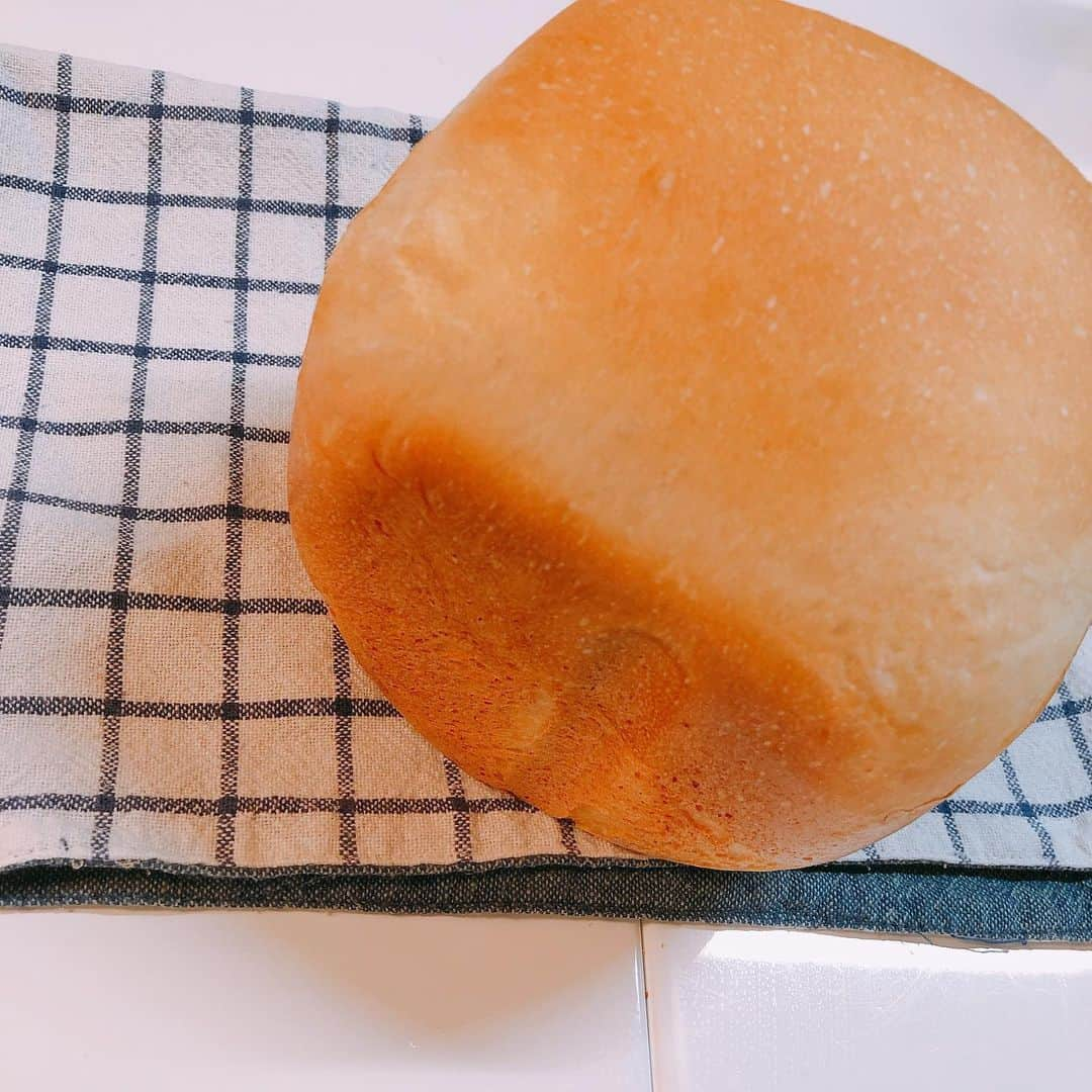 池田夢見さんのインスタグラム写真 - (池田夢見Instagram)「ほんまにほんまにキッチンにいる時間が以前と比べ長くなりました😳  今宵はトマトミートソースパスタ🍝 彩りサラダ🥗 家焼きパン🍞 にします🙌  #三回食なので #気がつけばキッチン #洗い物 #ばっかりしてる気がする #でも料理好きやから #そんなに苦ではない  #花柄エプロンでテンションあげる」6月9日 19時51分 - ikedayumemi