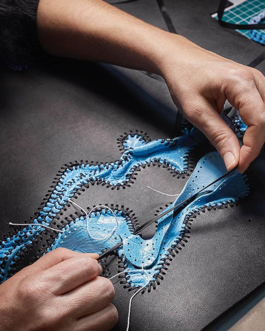 ルイ・ヴィトンさんのインスタグラム写真 - (ルイ・ヴィトンInstagram)「Braided and embroidered. #NicholasHlobo transformed the Monogram flower in his contribution to the #LouisVuitton Artycapucines Collection. Explore the limited-edition collaboration with six renowned contemporary artists via link in bio.」6月9日 19時58分 - louisvuitton