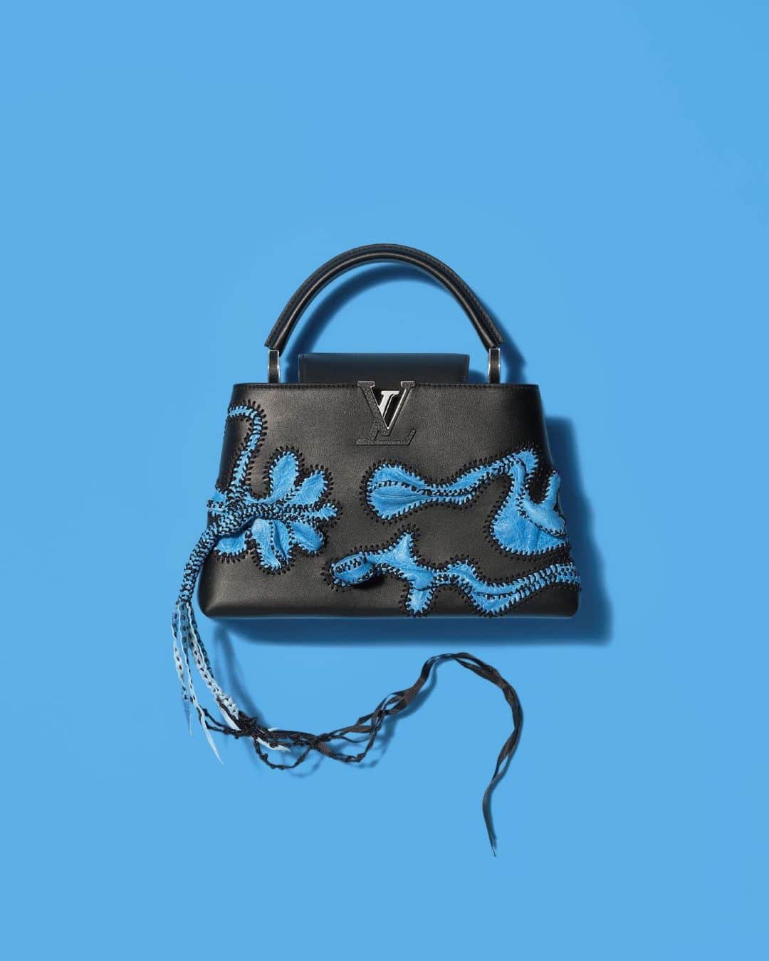 のインスタグラム：「Braided and embroidered. #NicholasHlobo transformed the Monogram flower in his contribution to the #LouisVuitton Artycapucines Collection. Explore the limited-edition collaboration with six renowned contemporary artists via link in bio.」