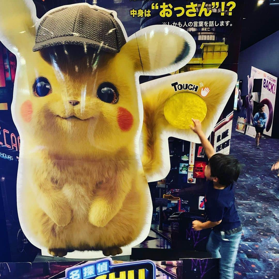 小林悠さんのインスタグラム写真 - (小林悠Instagram)「OFF  今日はOFFだったので子供達とポケモンの映画を見てきました😊  2人とも楽しんでくれたみたいで良かったです^_^  おやつタイムには家族みんなで大好きなたい焼きを食べました☺️ 僕は1番好きな黒胡麻団子たい焼きにしました^_^  僕は昔から黒ゴマに目がないんです😎  高校時代に売店で3年間毎日黒ゴマプリンを食べていました。  どんな自慢だよ😎👍笑  昔から好きなものなら毎日でも食べられるタイプです😎  皆さんもこれなら毎日食べられるってものありますか？^_^  明日も練習頑張ります！」6月9日 19時59分 - kobayashiyu11