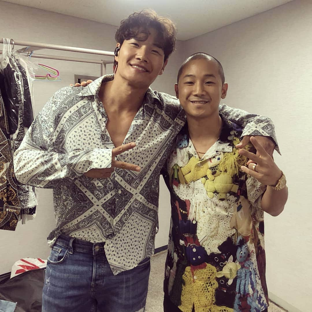 ショリさんのインスタグラム写真 - (ショリInstagram)「근육형님 신나는무대 함께해서 너무 즐거웠습니다!!! #김종국 #김종국찾기 #김종국콘서트 #쇼리 #깜짝까지는아닌게스트 #터보 👍👍👍 #사진보니까살짝닮은것같기도하고는뻥이요죄송」6月9日 20時08分 - shorrymm