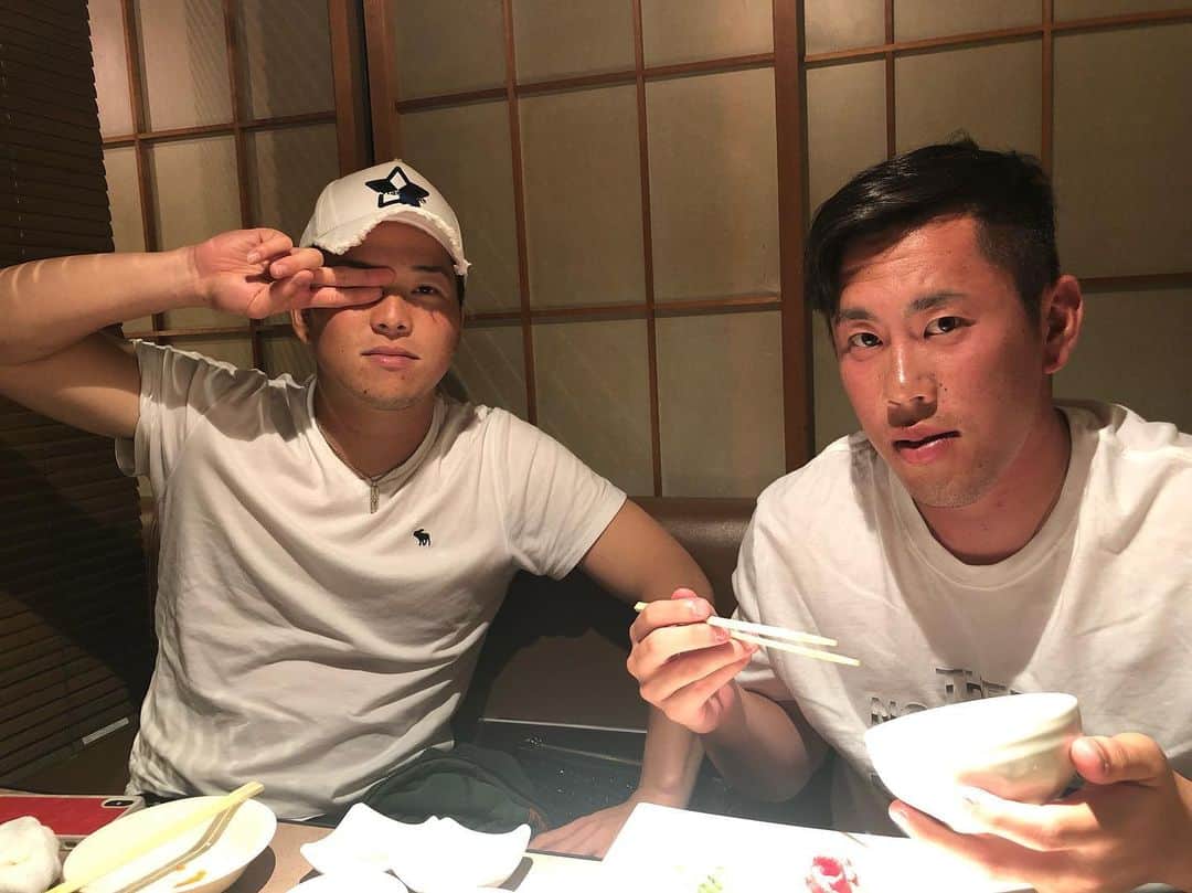 西村天裕のインスタグラム：「お疲れ様です！ 今日1ヶ月ぶりの登板でした！ マウンドに戻ってこれたのは皆さんの声援のおかげです！ ありがとうございます😊  このメンツでお肉食べてます！！ ツッコミどころがありそうな写真載せときますね😋😋笑 また火曜日から頑張ります！！ ほな🙋‍♂️ #焼肉#学一 #鈴木遼太郎#たろちゃん #宮台康平#ミヤダイコウヘイ #生田目翼#つばさ #西村天裕」