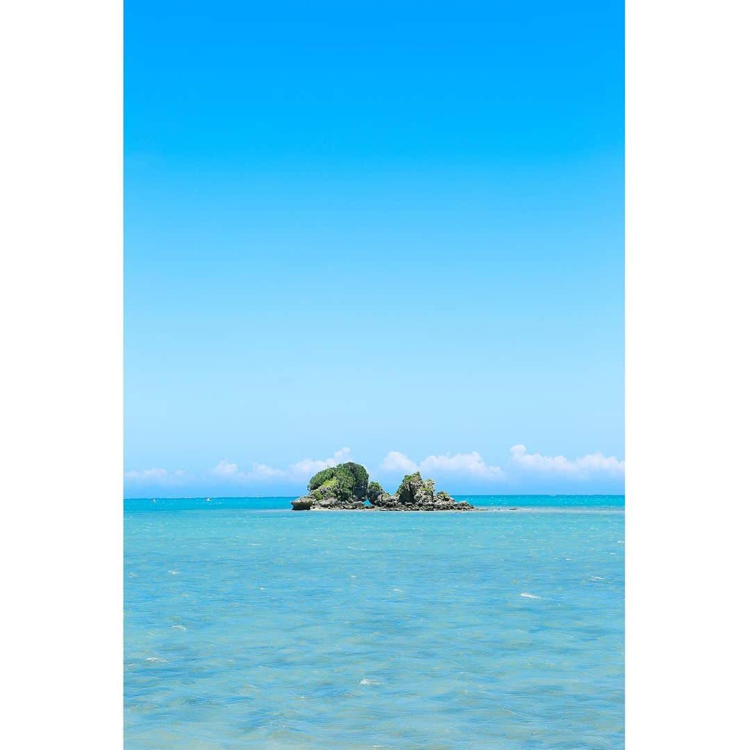 のインスタグラム：「小さな島﻿ ﻿ ﻿ 車で走っていたら﻿見つけた小さな島﻿ ﻿ いつか渡ってみたいな﻿ ﻿ ﻿ ﻿ ﻿ ﻿ ﻿ ﻿ #写真好きな人と繋がりたい #フォトグラファー #カメラマン #沖縄 #沖縄暮らし #2拠点居住 #離島 #ビーチ #japan #instagram #bestjapanpics #japan_daytime_view #instagram #instagramjapan #igers #ig_japan #photo_jpn #photographer #tokyocameraclub #ig_phos #photogram_archive #okinawa #daily_photo_jpn #lovers_nippon #genic_okinawa #genic #sky_sea_sunset #wu_japan #visitjapanjp #visitokinawa」