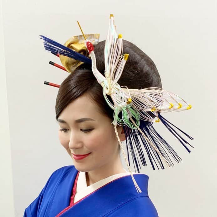 ティーナ・カリーナさんのインスタグラム写真 - (ティーナ・カリーナInstagram)「尺八の大友憧山さんが演奏してくださった「鶴の巣籠」。 大友さんの尺八から飛び立った鶴が私の頭にとまりました。  ニトロブレインさん、いつも素晴らしいヘアメイクありがとうございます☺️ #水引 #鶴 #ヘアメイク #japan」6月9日 20時06分 - tiina_kariina