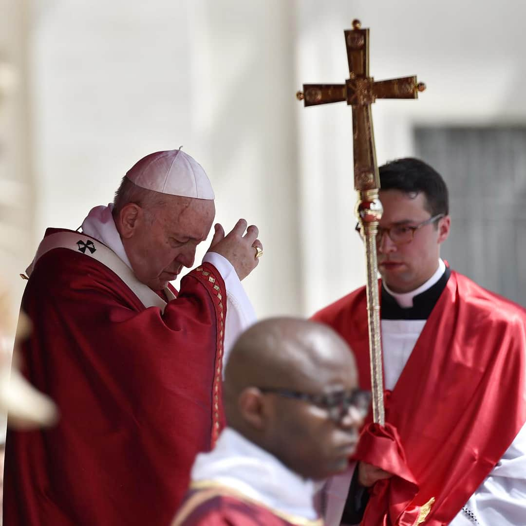 フランシスコ（ローマ教皇）さんのインスタグラム写真 - (フランシスコ（ローマ教皇）Instagram)「EN: More than anything else, we need the Holy Spirit: He is peace in the midst of restlessness, confidence in the midst of discouragement, joy in sadness, youth in aging, courage in the hour of trial.  PT: Aquilo de que precisamos é sobretudo o Espírito Santo: Ele é paz na ansiedade, confiança no desânimo, alegria na tristeza, juventude na velhice, coragem na prova.  ES: Necesitamos, antes que nada, el Espíritu Santo: Él es la paz en la inquietud, la confianza en el desánimo, la alegría en la tristeza, la juventud en la vejez, el valor en la prueba.  IT: Abbiamo bisogno soprattutto dello Spirito Santo: Egli è pace nell’inquietudine, fiducia nello scoraggiamento, gioia nella tristezza, gioventù nella vecchiaia, coraggio nella prova.  FR: Nous avons surtout besoin de l’Esprit Saint : Il est paix dans l’inquiétude, confiance dans le découragement, joie dans la tristesse, jeunesse dans la vieillesse, courage dans l’épreuve.  DE : Mehr als alles andere brauchen wir den Heiligen Geist; er ist es, der in der Hektik Ordnung schafft. In der Unruhe schenkt er Frieden, in der Entmutigung Vertrauen, in der Traurigkeit Freude, im Alter Jugend, in der Prüfung Mut.  #pentecost, #pentecoste , #pentecostes , #pentecostés #pentecôte」6月9日 20時08分 - franciscus