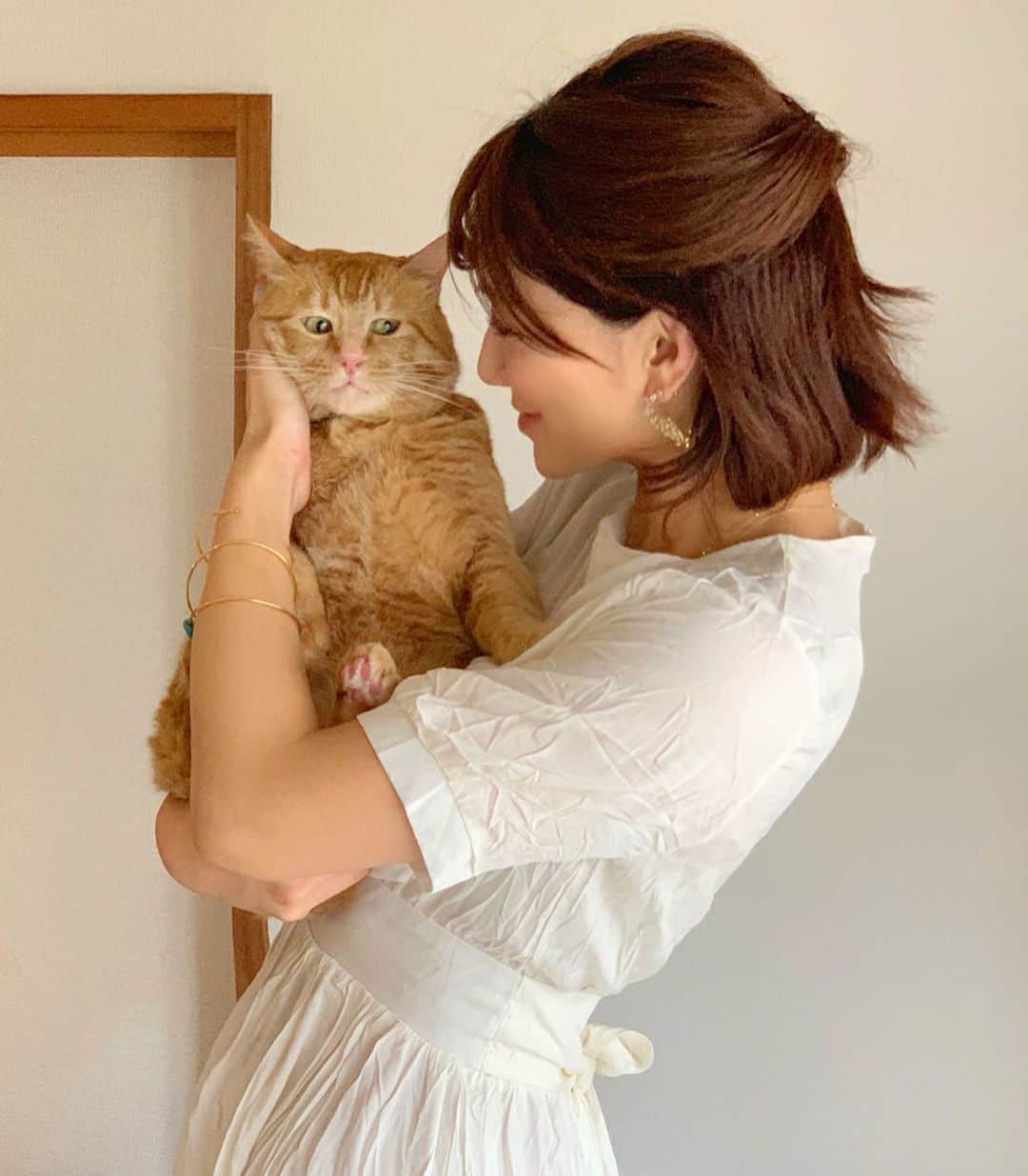 のインスタグラム：「こんばんは☺️❤️ . ゆっくりしたい日夜だと思うので、今夜は癒しの小太郎シリーズ🐈✨ . 実家で飼っている猫、小太郎🐈❤️ 以前からフォローしてくださってる方はご存知だと思いますが、小太郎はわたしに全く懐いてくれてません😭❤️笑 . そして今回、念願の小太郎との再会🥺 写真を撮ろうと思って近づいたらこの表情👀‼️‼️笑 . 猫ってこんな露骨に嫌な顔するの？🤣🤣🤣笑 . 家族全員大爆笑でした🤣笑 . でもそんな顔も可愛くて、私はめげずに小太郎大好き🐈❤️笑 . また会いに帰るからね〜🥺✨ . dress... @u_dresser  earrings... @rubys.jp . 今日もお疲れ様でした✨💕 . #猫 #猫好き #cat #猫スタグラム #癒し #奇跡の一枚 #猫好きな人と繋がりたい #猫写真 #love #family #家族 #実家 #休日の過ごし方 #ねこ #ねこのきもち #ねこすたぐらむ #顔芸 #smile #休日コーデ  #ほっこり #癒し #埼玉 #翔んで埼玉 #埼玉女子 #cute #可愛い #ペット」