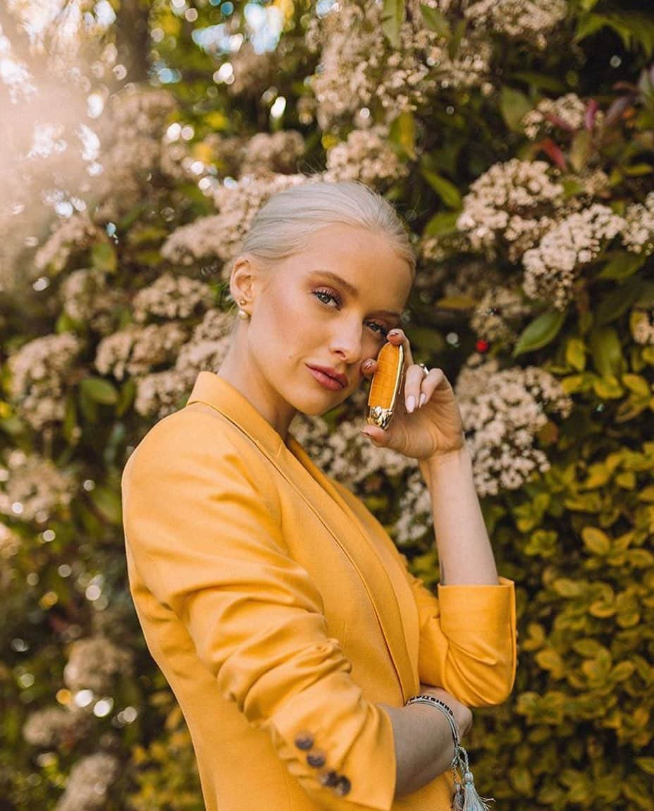 ゲランさんのインスタグラム写真 - (ゲランInstagram)「Be on trend with #MyRougeG & our new it-color collection available in 8 stunning vibrant cases. 📸 by #GuerlainLover @inthefrow wearing shade n•5 and case Nomad Queen. ⠀⠀⠀⠀⠀⠀⠀⠀⠀⠀ ⠀⠀⠀⠀⠀⠀⠀⠀⠀⠀ #guerlain #guerlainmakeup #lips #motd #lipsticks」6月9日 20時17分 - guerlain