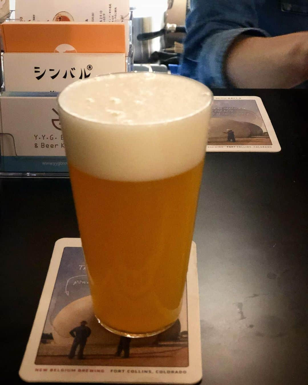 尾崎愛さんのインスタグラム写真 - (尾崎愛Instagram)「こちらも取材させていただいたTAP&GROWLERさん🍺カウンター奥にある近未来的な機械は、グラウラーの充填機！ 売り切れ必至で話題の山梨県北杜市のブルワリー・UCHU BREWINGのビール、初めていただきました。ボトルも購入できたので自宅用に🤗次こそはグラウラーを。笑 @tapgrowler  #tapandgrowler #下北沢 #ビール #量り売り #角打ち #グルメ #お酒 #美味しい #クラフトビール #うちゅうブルーイング #uchubrewing #食楽 #beer #growler #tap #liquor #bar #alcohol #drinks #photooftheday」6月9日 20時17分 - aiozaki0422