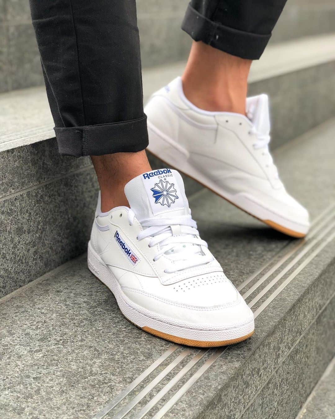 ASOSさんのインスタグラム写真 - (ASOSInstagram)「A classic wardrobe staple 👟 📸 @darvill_07 🔎 Reebok Classic trainers (1096790) 🗣 Image description: Darvill wearing white Reebok Classic trainers」6月9日 20時10分 - asos