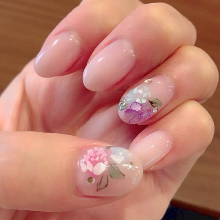 南條早紀のインスタグラム：「指先にあじさい💠 . 北陸地方、梅雨入りしましたね☔️ 生活に必要不可欠な雨だけれど、 ちょっぴり梅雨は憂鬱ですね。 . でも、雨の時期も楽しみたいですね🍀 ということで、#あじさいネイル 💠 貝殻を砕いた#シェルネイル  です。 控えめにキラキラ可愛い…❤️ . #低気圧 に負けずに頑張ります😘」