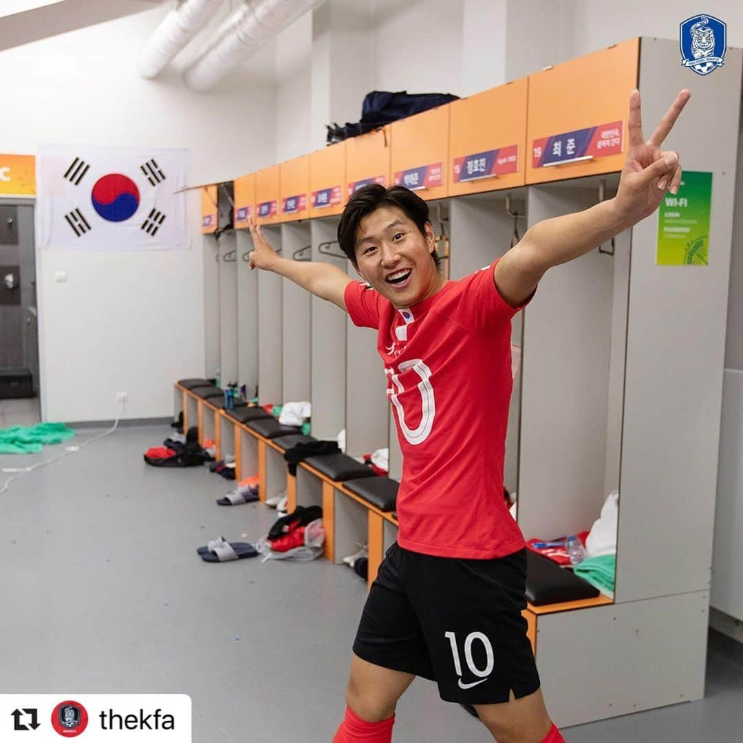 バレンシアCFさんのインスタグラム写真 - (バレンシアCFInstagram)「🇰🇷 Born to shine 💫 . 👏🏼 ¡Enhorabuena a @kanginleeoficial y su selección @thekfa por el pase a semifinales del #mundialsub20 ! 🇰🇷 . Nuestro 🦇 ha completado una actuación espectacular con dos asistencias y un gol ⚽️ #u20wc . 🔜 Próximo rival: Ecuador 🇪🇨 ¡Mucha suerte! 🍀👍🏼😬 . #Repost @thekfa ・・・ [#생생포토] 오늘만 만끽하겠습니다. 그리고 내일부터 다시 달려나가겠습니다. ⚡AGAIN 1983⚡ 대한민국 4강 진출!✨ . ✔ 2019 FIFA 폴란드 U-20 월드컵 4강 🇰🇷v🇪🇨#에콰도르 06.12(수) 03:30(새벽) ⏰ 한국시간 기준 📺 중계 추후 공지 .⠀⠀⠀ #대한민국 #U20 #국가대표팀 #FIFA #u20wc」6月9日 20時16分 - valenciacf