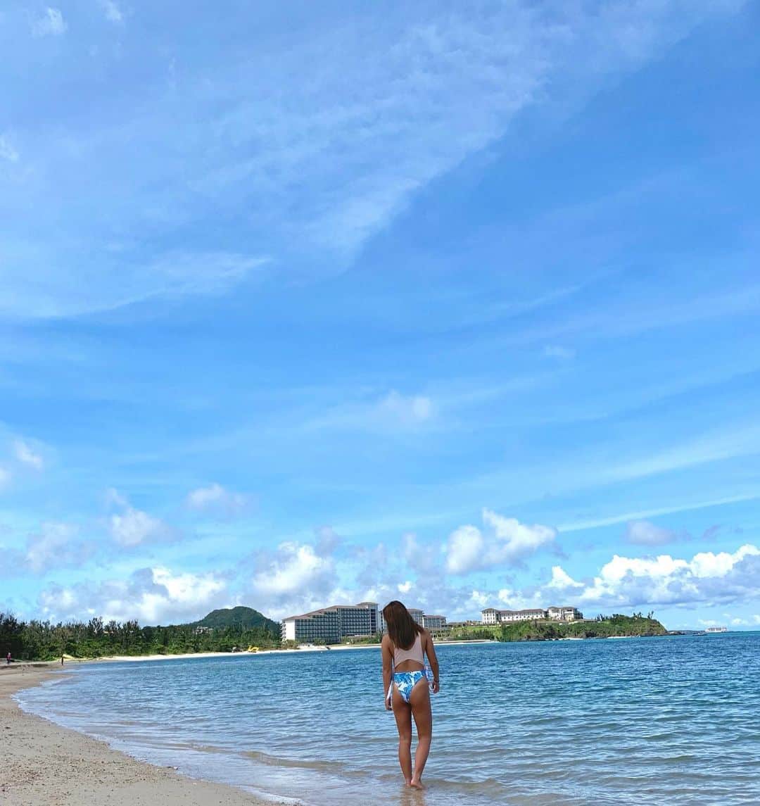 渡辺愛さんのインスタグラム写真 - (渡辺愛Instagram)「透明で綺麗な海✨ @roxyjapan」6月9日 20時25分 - _manawatanabe_
