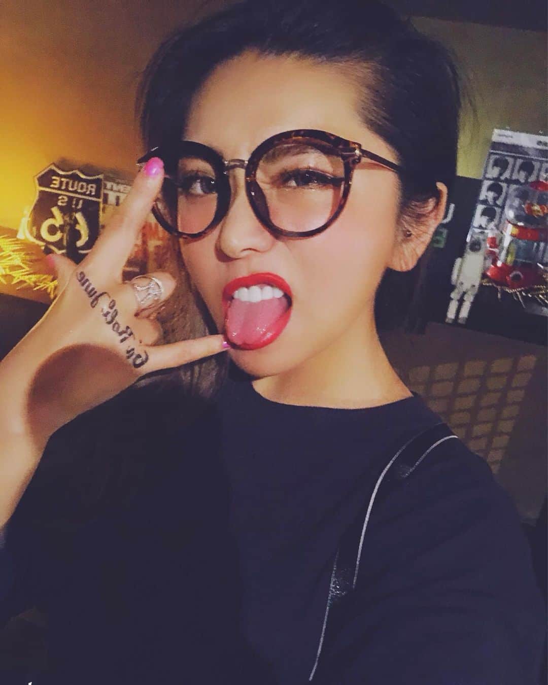 のインスタグラム：「Uber Eats 6'n Roll June🥗🌮🌯🥙🥪🍔🍟🍕🥡🥢🚲 @ubereats_japan  今日から"Uber Eats 6'n Roll June"キャンペーンが始まったよ✨🤘😛✨ 6月9日〜30日までの毎晩6〜9時は、スペシャル対象商品がなんと、690円になるんだって🤩 あと、期間中の〝6と9〟がつく日 (6日、9日、16日、19日、26日、29日)と土日は、 マクドナルド🍔🍟、ピザハット🍕、ほっともっと🍱、ガスト🍽、クリスピークリーム🍩などの人気ブランドのメニューが50％OFFになるんだって🤫🌈💜✨✨ 先日このキャンペーンのpartyで、はじめてUber Eatsのリュック背負ってちょっぴり嬉しかった🚲🤫💓ww 早速Uber Eats使ってるよ👅💚 #UberEats #6nrolljune #ウーバーイーツ #ロックンロールジューン」