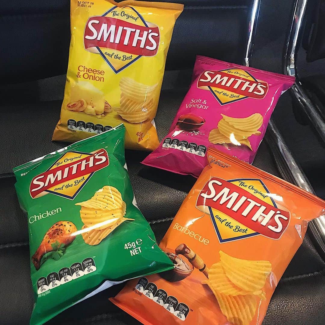 のインスタグラム：「これがめちゃうまだったからマネージャーさんと空港で買いまくり😂#スミスのポテチ」