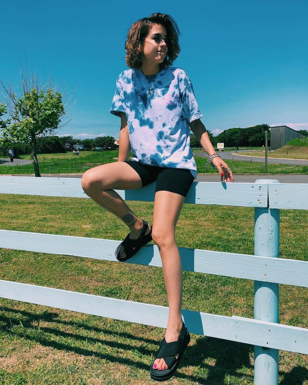 のインスタグラム：「🌻🌞🍀 ・ ・ 梅雨入りしちゃったー🌂 ・ この間晴れてる日に 久しぶりにソレイユの丘に行ったんだ✌🏼♥️ ・ りかと撮影で行ったけど、子供たち👧🏽👦🏼ものびのび遊べて本当いい公園だよね💕 ・ またキャンプしたいな🏕 友達ファミリーとかと行きたい✨ ・ ・ サイクルパンツ合わせの時は脚が短く見えないように厚底とかを合わせるんだけど、 @shaka_footwear のはカジュアルなのに厚底で、ホールド感もあっていい感じ💘 ・ ・ #SHAKA #シャカ #SHAKAFOOTWEAR #SHAKASANDAL #SHAKA_PR」