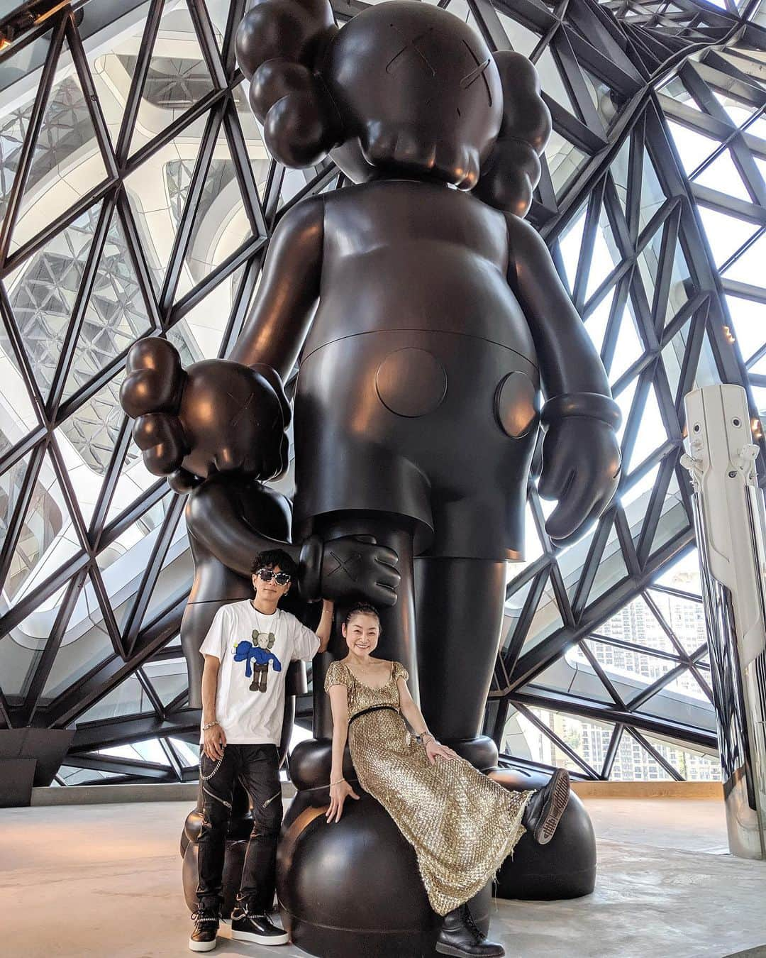 シトウレイさんのインスタグラム写真 - (シトウレイInstagram)「Finally we could catch this cool huge @kaws at Morpheus! Architecture of Zaha hadid and Kaws art have nice harmony and it makes this space so special!  モーフィアスで見たかったのは、何と言っても巨大なKaws! ザハの建築の中での展示って背景も相まって、聞きしに勝る圧倒だった！  #morpheus #kaws #art  #macau  #reishito #モーフィアス #マカオ #カウズ #でっかい！#てか超でっかい！#しゅごい！」6月9日 20時34分 - reishito