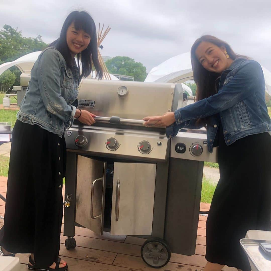 紀真耶さんのインスタグラム写真 - (紀真耶Instagram)「#ほっこり シリーズ 高校のクラスメイトたちとBBQ 出会って10年くらい経つのに全然変わらないから会うたび安心します！  2枚目は #かっこよくなりたい シリーズ かっこいいポーズになってますか？ 2人でとっても似た服装でした❤️ ☆ ☆ #週末#BBQ#葛西臨海公園#手ぶらでバーベキュー #お肉#バナナが最高に美味しかった#満腹#高校生#同級生#大人になりました#テレビ朝日#アナウンサー#紀真耶」6月9日 20時31分 - maya0kino