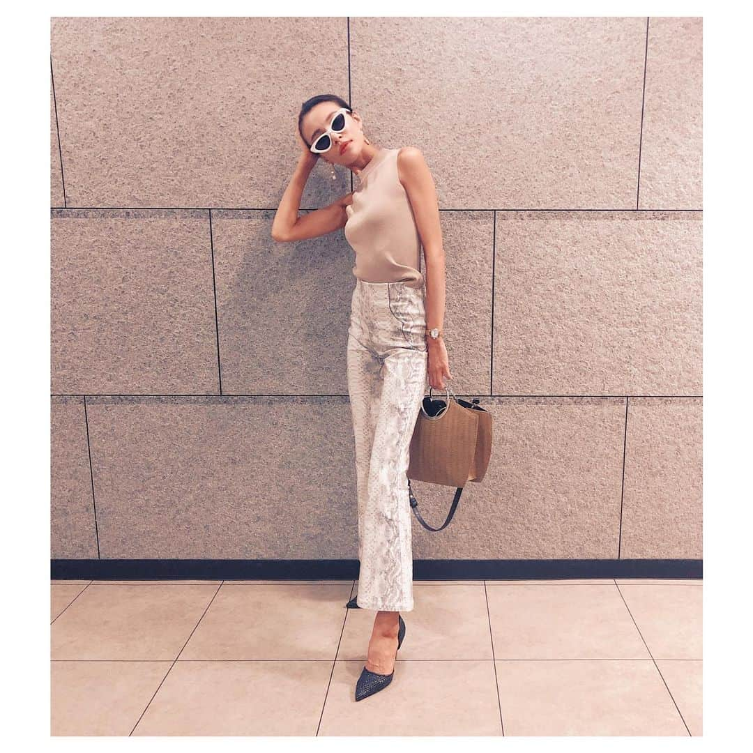 難波サキさんのインスタグラム写真 - (難波サキInstagram)「😎✌🏽 tops↪︎ #valmuer  Sunglasses↪︎ #valmuer  Bottoms↪︎ #alexiastam  Shoes↪︎ #charleskeith Bag↪︎#EMODA ・ #私服 #ヌードカラーコーデ #ImwithCHARLESKEITH #CHARLESKEITH_JP」6月9日 20時33分 - sakinanba