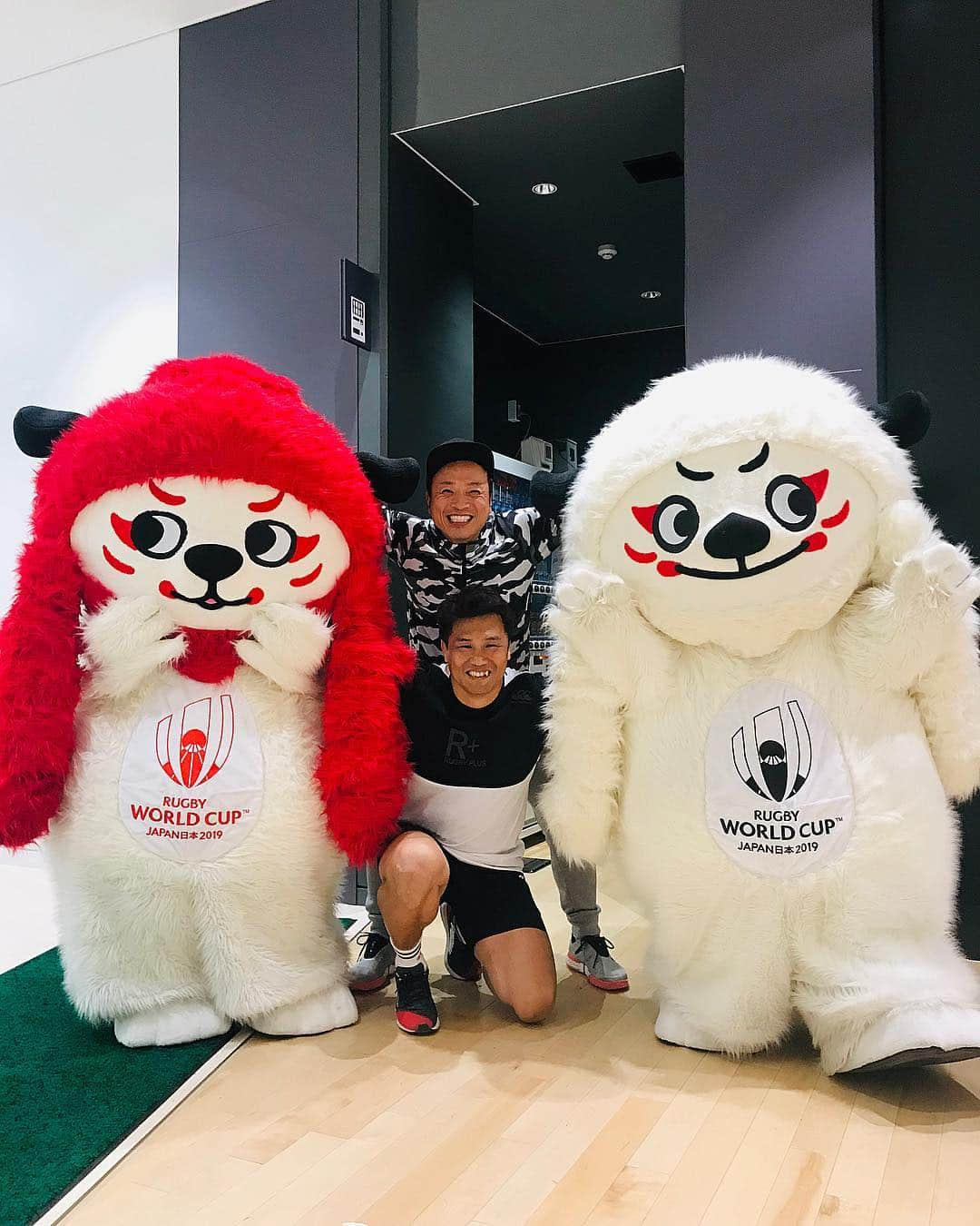 大西将太郎さんのインスタグラム写真 - (大西将太郎Instagram)「本日は 【BUNKYO RUGBY DAY】 外では体験会や観戦アドバイスのトークショー、体育館内ではストリートラグビー体験会など文京区がラグビー一色に！心配された雨もなんとか持ち堪え、DJケチャップさんの進行のもと、凄く楽しい1日となりました。リコーブラックラムズとトヨタヴェルブリッツのメンバーがサポートして下さり、小松っちゃんとも久しぶりに会えて、トヨタOBとしてカオルも来てくれました。  ケチャップさんとは初絡みでしたが、どんだけこの人オモロイねん！😆腹痛い（笑） ［ケチャップさんの言葉を引用］  文京区の皆様 関係者の皆様 サポートして下さった リコーとトヨタのみんな そしてなにより 来てくださったたくさんの皆様、本当にありがとうございました😊」6月9日 20時33分 - shotaro12