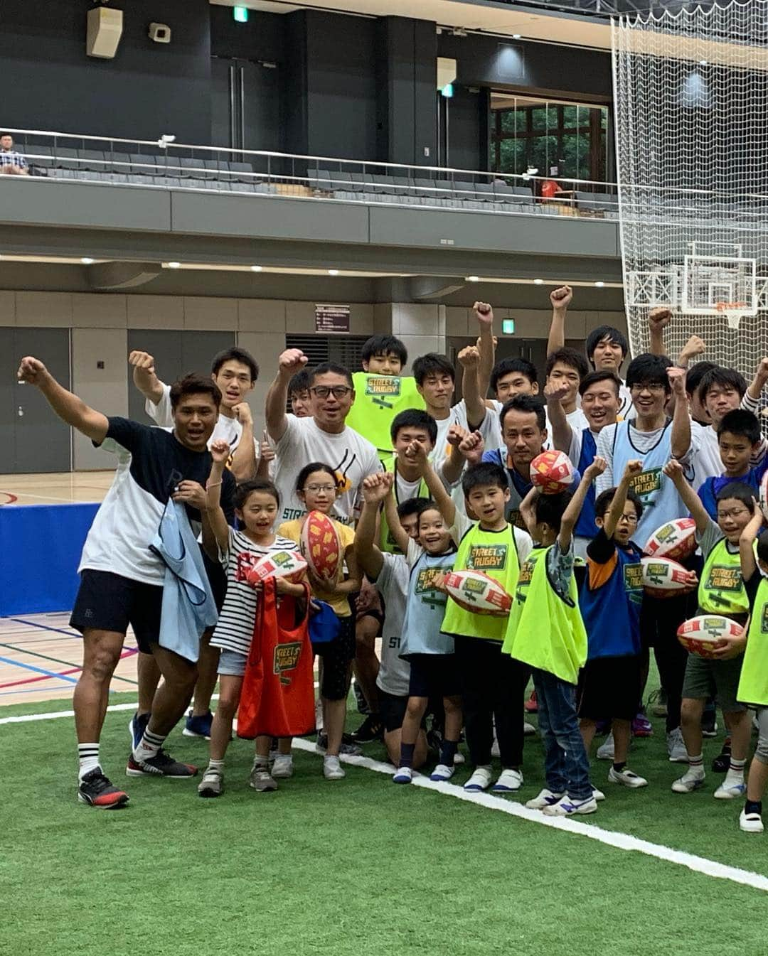 大西将太郎さんのインスタグラム写真 - (大西将太郎Instagram)「本日は 【BUNKYO RUGBY DAY】 外では体験会や観戦アドバイスのトークショー、体育館内ではストリートラグビー体験会など文京区がラグビー一色に！心配された雨もなんとか持ち堪え、DJケチャップさんの進行のもと、凄く楽しい1日となりました。リコーブラックラムズとトヨタヴェルブリッツのメンバーがサポートして下さり、小松っちゃんとも久しぶりに会えて、トヨタOBとしてカオルも来てくれました。  ケチャップさんとは初絡みでしたが、どんだけこの人オモロイねん！😆腹痛い（笑） ［ケチャップさんの言葉を引用］  文京区の皆様 関係者の皆様 サポートして下さった リコーとトヨタのみんな そしてなにより 来てくださったたくさんの皆様、本当にありがとうございました😊」6月9日 20時33分 - shotaro12