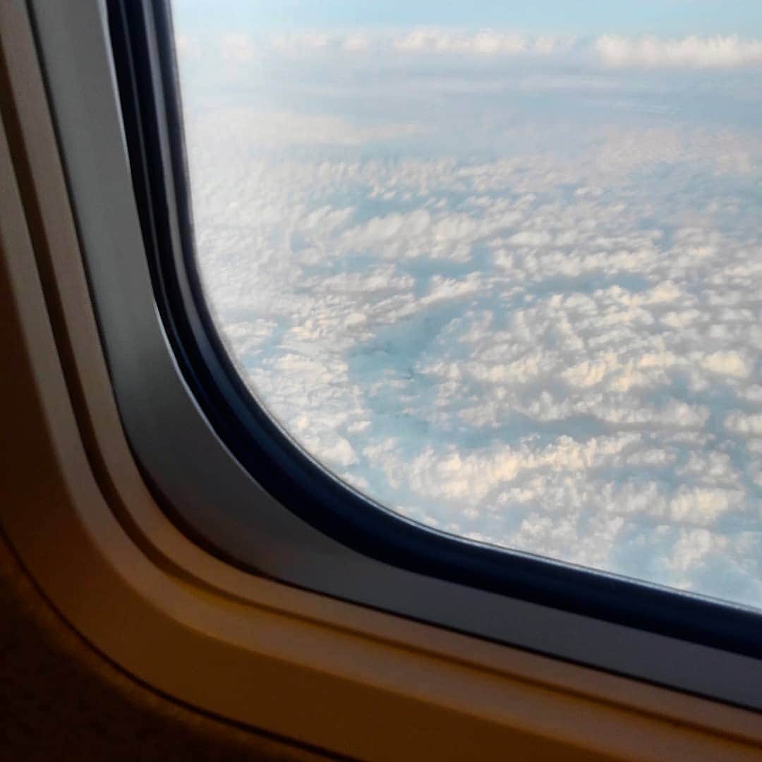 カズレーザーさんのインスタグラム写真 - (カズレーザーInstagram)「そういえば、やったことがなかったので。  #生まれて初めて飛行機の窓から雲の写真を撮る #やってみて分かった #いい大人のやることじゃない」6月9日 20時36分 - kazlaser