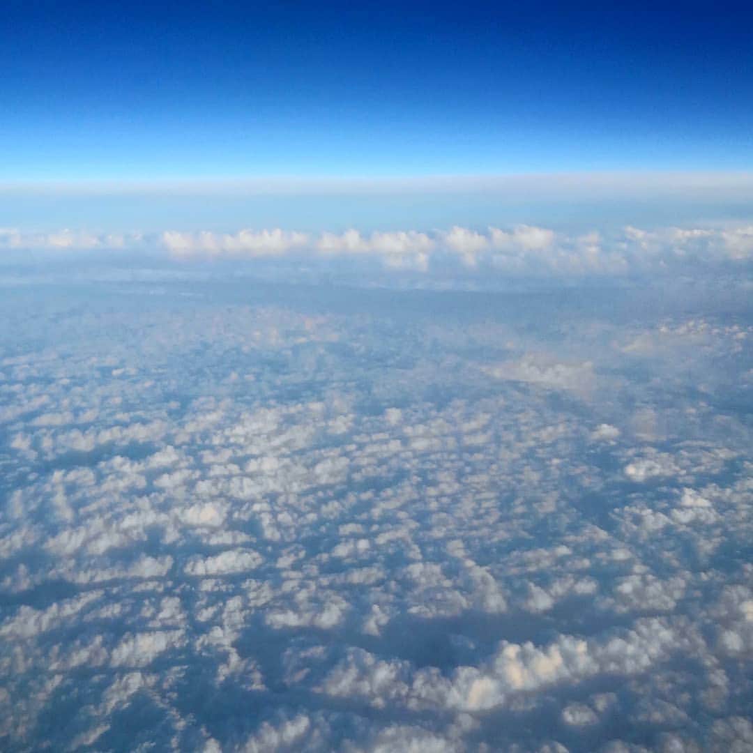 カズレーザーさんのインスタグラム写真 - (カズレーザーInstagram)「そういえば、やったことがなかったので。  #生まれて初めて飛行機の窓から雲の写真を撮る #やってみて分かった #いい大人のやることじゃない」6月9日 20時36分 - kazlaser