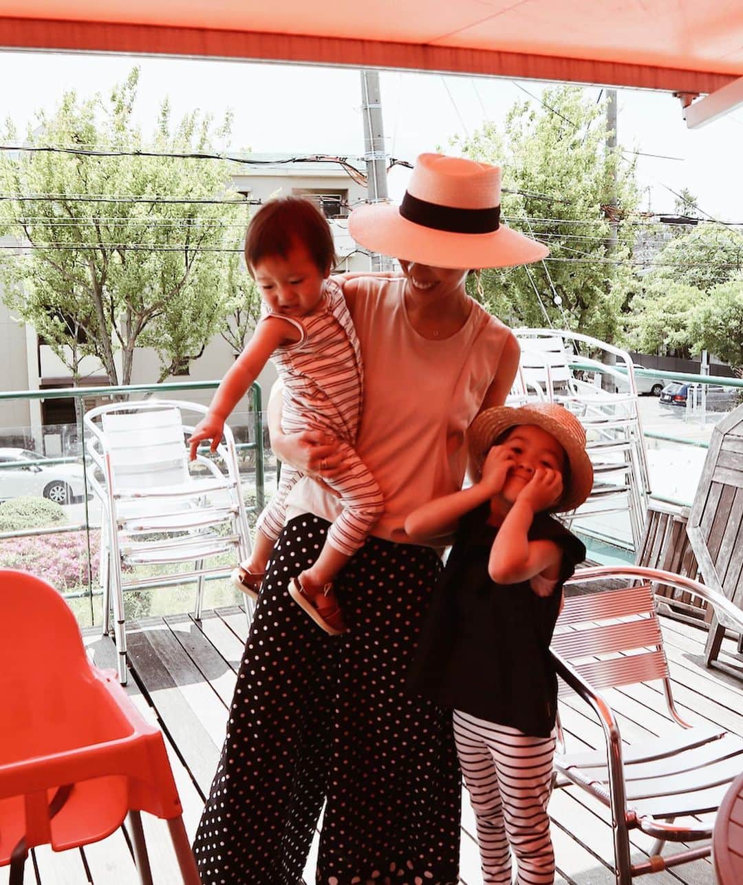正中雅子さんのインスタグラム写真 - (正中雅子Instagram)「Saturday🌞 * @ayuyunyun & @yuriko0205 安定のトリオ会♡ * 大人3人に子供6人でワイワイランチからの、ガチャガチャドロドロ公園day! * ラストはパパ達も合流して大所帯で楽しい土曜日でした❤️ * 4枚目が我が家らしい1枚やな🦖笑。 * この日の子供達の服にお問合せ多かったのでタグ🏷させて下さい🐒 * 👶🏻rompers  #oneplusinthefamily  sandal #saltwatersandals * 👧🏻blouse #motoreta pants #tinycottons  sandal #saltwatersandals  hat 韓国で * 👩🏻ふく #MACHATT アシメタンク&ドットPT(予約販売してます) bag #ludlow sandal #francescorusso」6月9日 20時38分 - masacoshonaka