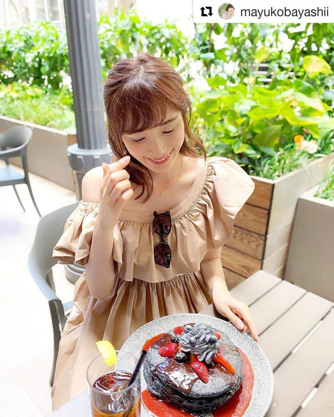 Y's Stellaさんのインスタグラム写真 - (Y's StellaInstagram)「. Thank you!!!She's so adorable!!! Wearing item... 👗Border frill dress まさにHawaiiにピッタリな１枚🌴 . . #Repost @mayukobayashii (@get_repost) ・・・ ⋆﻿﻿ ⋆﻿﻿ Hawaiian sweets🥥🍴﻿﻿ ﻿﻿ 📍BASALT﻿ ココナッツの炭を使ったチャコールパンケーキ、﻿﻿ もちもちでした🌺💛﻿﻿ 甘すぎず軽めの生地でぺろり。﻿﻿ 美味しかった、、♡﻿﻿ ﻿﻿ 📍Duke'sのHULA PIE🍦﻿﻿ この罪悪感満載なフラパイ、今回も2回食べちゃった🙇‍♂️ 食べない後悔の方が大きい！と思えるほど好き🥺﻿﻿ ﻿﻿ 📍Goofy cafe🏄‍♀️﻿﻿ フルーツたっぷり。﻿ サーフテイストなカフェでのんびりできました♡﻿﻿ ﻿ ﻿ ﻿ #hawaii #Honolulu #waikiki #travel #basalt #dukes #pancake #acai #acaibowl #lunch #ハワイ #ホノルル #ワイキキ #スイーツ  #バサルト #パンケーキ  #デュークス #アサイーボウル #アサイー #ランチ #朝ご飯 #ハワイ旅行 #旅行 #家族旅行 #子連れ旅行 #3世代 #3世代旅行 #アロハ﻿﻿﻿」6月9日 20時38分 - ys_stella_shop