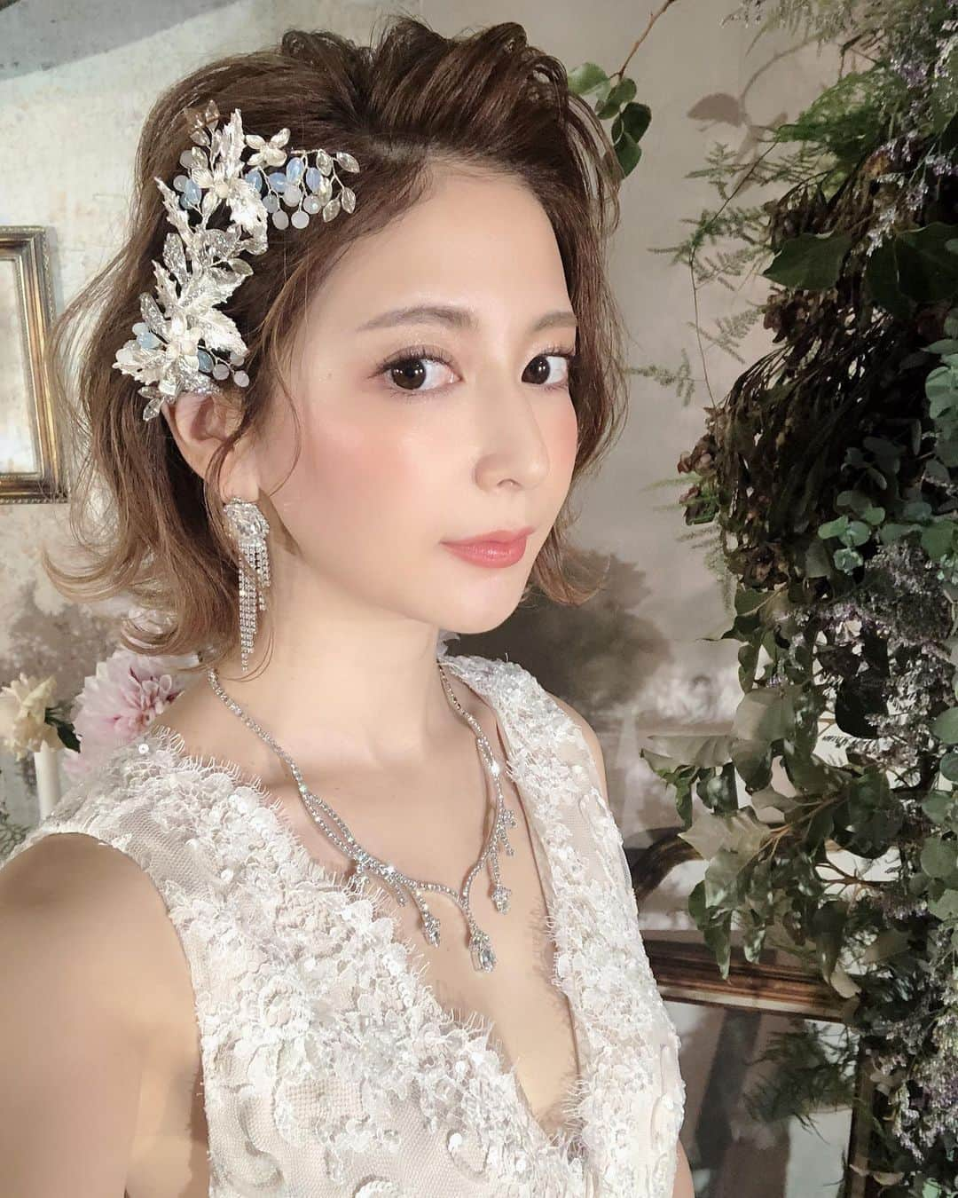 仲村美香さんのインスタグラム写真 - (仲村美香Instagram)「ヘアセットは @stellatokyohoshi にやってもらったよー☺️💕 とっても可愛くしてくれた🥺♡ 髪の毛短いので巻き下ろしでフワフワに。 前髪は上げてもらいました！ 細かいウェーブたくさんでアンニュイな感じに…💕 ヘッドアクセはAmazonで買った🤣✨ すぐ届くから凄い♡笑 ・ ・ ・ ドレスとジュエリーは @lalsbrides のものです♡ レンタルも出来ます💕 ジュエリーはご購入も可能です✨ ・ ・ ・ メイクは艶っぽくしたくて Threeのシマリングデュオを頬の高い位置に、いつもより多めに入れてます✨ アイシャドーもシマリングデュオ+TOMFORDで艶っぽく。（この間は紹介してます♡） アイラインはラブライナーのワインレッドカラーで目尻だけハネさせてます！ チークはMACウォームソウル リップはARMANI510番です💄✨ ・ ・ ・ ・ ・ #midastouch #accessory #アクセサリー#japan#ミダスタッチ#ウェディングジュエリー#ウェディングアクセサリー#Wedding #Weddingjewelry#ウェディングヘア#ウェディング#花嫁#プレ花嫁#卒花嫁#ウェディングメイク#マツエク#裸眼#艶メイク#make#makeup#selfie#自撮り#ウェディングドレス#instagood」6月9日 20時38分 - mikapu0519