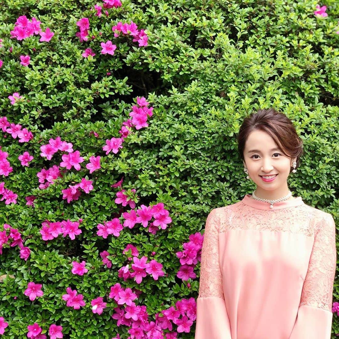 小野恵美のインスタグラム：「今日は兄の結婚式でした。 厳かな神前式⛩ 挙式中はお天気がもってくれました☺️ 境内のツツジも綺麗💕 ・ 幸せそうな兄とお嫁さん、両家親族、ゲストの皆様の笑顔いっぱいの1日になりました✨家族が増えるって嬉しいですね🕊 お兄ちゃん、おめでとう🎉👰🤵 末永くお幸せに💍💕 #結婚式 #神前式 #神社式 #wedding #happy #happywedding #おめでとう #家族 #ジューンブライド」
