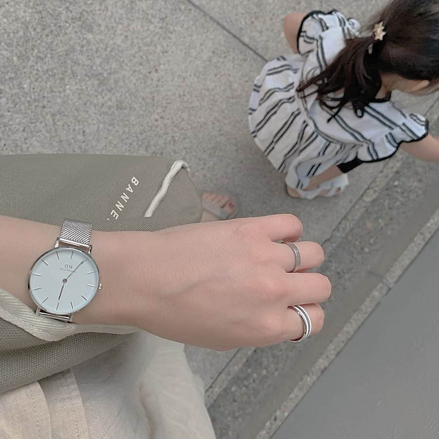 kaorinさんのインスタグラム写真 - (kaorinInstagram)「ちらっと末っ子♡笑 ・ @danielwellington の時計と新作のリング💍✨ ・ DWの時計とClassic Ringの組み合わせ、すごく上品な手元になる♡ ・ このセットオススメです✨ ・ 公式サイト▼ https://www.danielwellington.com/jp で購入の場合、15%OFFになるクーポンを発行してもらいました♡ ☟ 【15％OFFクーポンコード】 kaorin5 （2019年07月30日まで） ・ ・ #ダニエルウェリントン#dw手元ルックス#DW新作リング#手元くら部#手元倶楽部#時計#腕時計#アクセサリー#シルバーアクセサリー#リング#シルバーリング#指輪」6月9日 20時52分 - kaorinnnhyrk