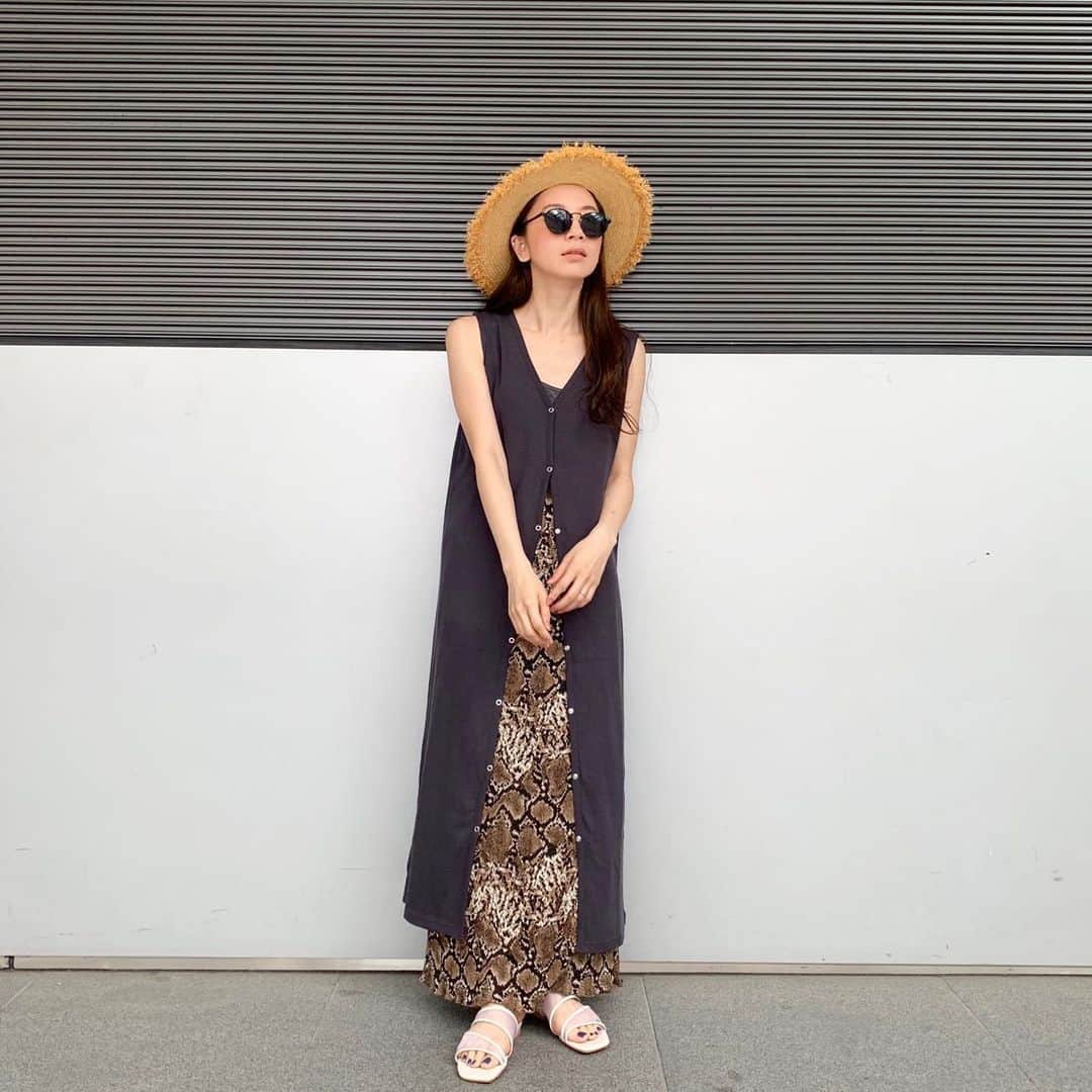 ungrid_minamiのインスタグラム：「. パイソン柄スカートはいてみました❤︎ @ungrid_official #Ungrid#アミュプラザ博多」