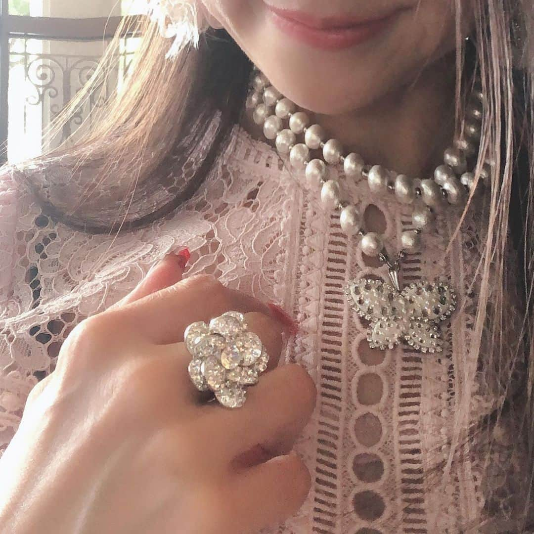 越野矢素子さんのインスタグラム写真 - (越野矢素子Instagram)「この日つけていたアクセサリーは大好きなフミさんにプレゼントして頂いた🎁ネックレスと指輪💍  フミさんは、アースの世界大会のナショナルコスチュームの私のヘッドアクセのスポンサーもして下さいます✨私の好みを取り入れながら❤️ 色々イメージして下さっていて感謝です😊💕 出来上がりが楽しみです❣️ 私と同じアクセサリーが欲しい方はDM下さい❤️ #ハンドメイドのアクセサリー#オーダメイドアクセサリー #キラキラアクセサリー」6月9日 20時47分 - loversyaso