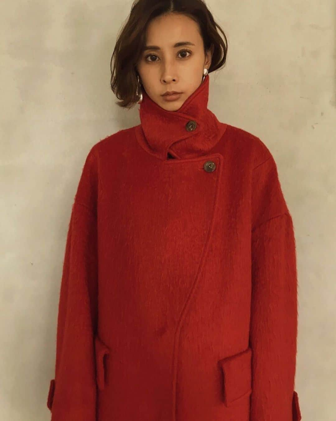 黒石奈央子さんのインスタグラム写真 - (黒石奈央子Instagram)「AMERI AW ふく . 2way OVAL SHAGGY COAT ¥33300+tax  JUBAN COIL KNIT SET ¥18500+tax その他  AW .  第一回先行でも、人気だった赤いコート。 2回目にも、赤いコートのアイテムを投入！今回はシャギーだよ！ しかも、スタンドカラーにもダブルカラーにもなる2way! しかも、なんとポケットが、取り外し可能なの！ 付いてる状態を、また違うカラーでアップするね！ .  先行予約期間第2弾  6/20〜6/24 web & 心斎橋 6/20.21  代官山 6/22〜6/24  ルミネ  @ameri_shinjuku @amerivintage @ameri_daikanyama @ameri.shinsaibashi #ameri#amerivintage #fashion #coordinate#ootd#outfit#osanposnap #705_outfit #大人ファッション #大人コーディネート #大人スタイル #modestyle #modefashion#modecasual #2019autumnwinter#先行予約 #japonism」6月9日 20時48分 - blackstone705