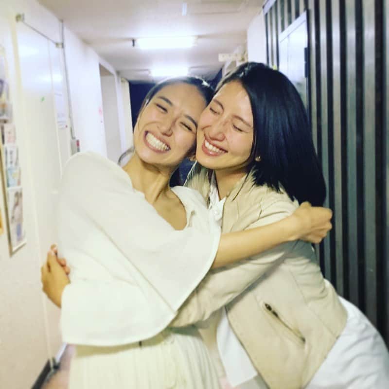 望月一花のインスタグラム：「大人になってこの歳になって こんなにぎゅんと心が繋がる関係が 出来ると思わなかった ・ 人として女性として母として表現者として 共感でき尊敬する愛すべき友人の 舞台を観てきました。 ・ ひとりで舞台に立つ勇気 そしてありのままさらけ出すその姿に とても感動、…自分でもびっくりするぐらい泣いてしまった。 ・ 終わって会えた時、 沢山言いたいんだけど なんか、言えなくて 泣きながら抱き合った ・ 刺激と、愛を、ありがとう☺️💖 ・ #atTHEATER #演劇祭 #表現者とは #何を伝えたいのか #世の中に示すもの #ありのまま #素のまま #気取らずに #風を通すだけ #誠実さ #生き方そのまま現れる #不思議だ」