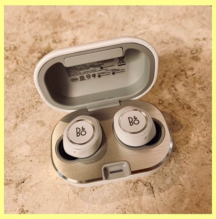 のインスタグラム：「【#本日のご褒美 】 #日曜日はショッピングの日 🎧 ワイヤレスイヤホン、コードレス充電ケース、直感的なタッチ操作、コンサートホールにいるような高音質。そしてジャンプしても走ってもずっと耳に心地よく密着します。 私にとって初「バング&オルフセン」のイヤホンですが、つけた瞬間にそのクオリティに驚きました。決して手に届きやすい値段ではないけれど、一回体験したらもう他のイヤホンには戻れません！ Beoplay E8 Motion ¥38,000／BANG &OLFUSEN（TFC） TFC 03-5770-4511 #shoppingsunday #todayslittlehappiness #VOGUEGIRLエディターのお気に入り #bangandolufsen #バングアンドオルフセン #イヤホン #ワイヤレスイヤホン #beoplaye8motion」