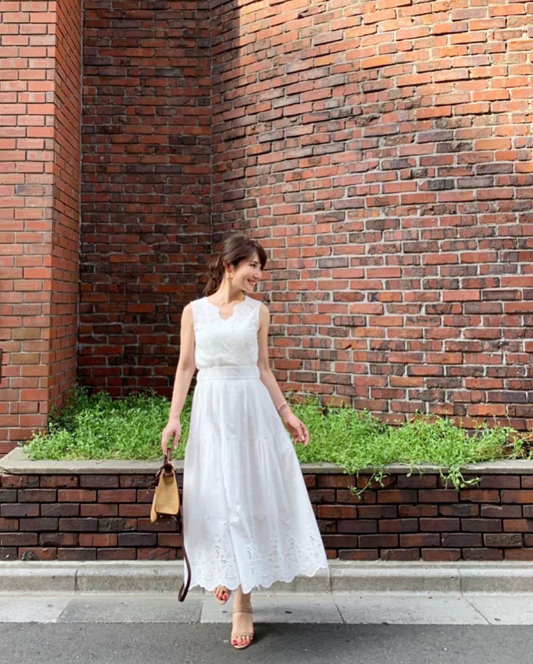 吉田美紀さんのインスタグラム写真 - (吉田美紀Instagram)「・ 梅雨入りして ちょっと涼しくなっちゃいましたね！ ・ 暑かった先日のワンピース。 こちらのワンピ、 大大好評をいただきありがとうございます♡♡ ・ one-piece→#lialapg bag→#liala @liala_official 6/12発売 sandal→#chembur ・ ・ #onepiece #laceonepiece #lacedress #dress #lace #summerfashion #summerdress #coordinate #outfit #ootd #look #style #fashion #wardrobe #instagood #instafashion #ママコーデ #ママコーディネート #ママファッション #コーディネート #ファッション #ワンピース #レースワンピ #レースワンピース」6月9日 20時49分 - miki__yoshida