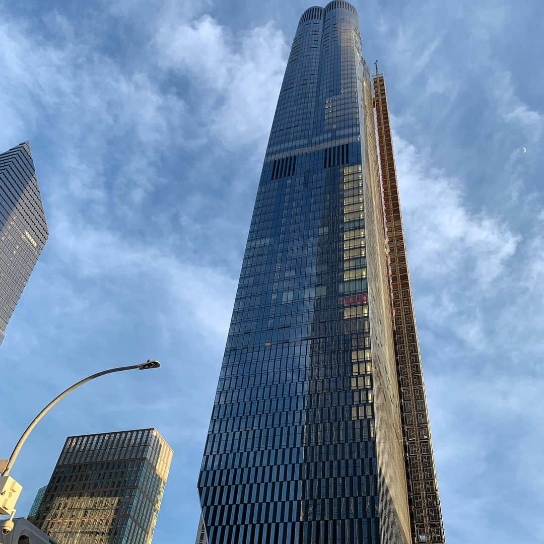 林信行さんのインスタグラム写真 - (林信行Instagram)「New Yorkの新名所、Nieman Marcusの目の前に建つベッセル(トーマス・ヘザーウイック作)。階段だけの構造体、今回は時間なく登ることできなかったので次回の宿題。 横のThe Shedも今回は外から見るだけ。 昨日は朝のThe Croistersからずっと堀永さん(マンハッタン在住なのに車持ち)の車で移動。おかげでかなり効率よくマンハッタンを回れた！感謝！ @ Hudson Yards New York」6月9日 20時50分 - nobihaya