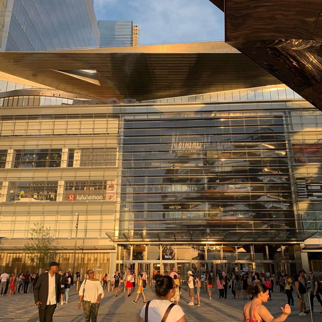 林信行さんのインスタグラム写真 - (林信行Instagram)「New Yorkの新名所、Nieman Marcusの目の前に建つベッセル(トーマス・ヘザーウイック作)。階段だけの構造体、今回は時間なく登ることできなかったので次回の宿題。 横のThe Shedも今回は外から見るだけ。 昨日は朝のThe Croistersからずっと堀永さん(マンハッタン在住なのに車持ち)の車で移動。おかげでかなり効率よくマンハッタンを回れた！感謝！ @ Hudson Yards New York」6月9日 20時50分 - nobihaya